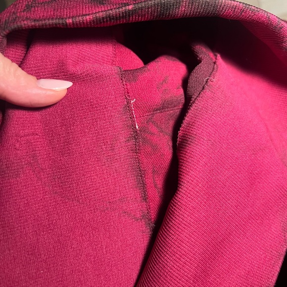 Lululemon flow and go crop, size 4, wine berry red black tie dye - Picture 6 of 6